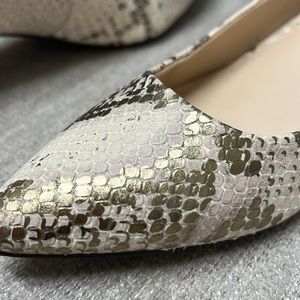 VINCE CAMUTO KITTEN HEEL PUMPS NWOT